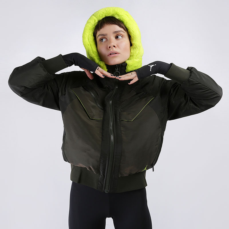 женская зеленая куртка Jordan Reversible Bomber Jacket CQ6657-325 - цена, описание, фото 1